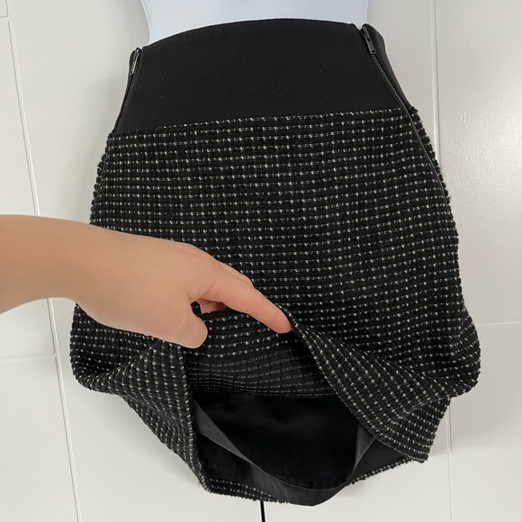 Theory/ Tweed Mini skirt/ Wool blend/ Zippered/ Black & white/ Size US 4 - Picture 7 of 15